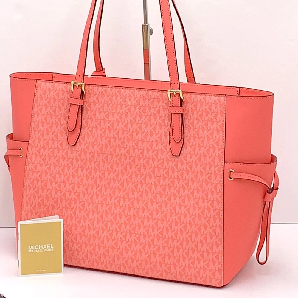 MICHAEL KORS GILLY LARGE DRAWSTRING TRAVEL TOTE GRAPEFRUIT SIGNATURE - Picture 3 of 16